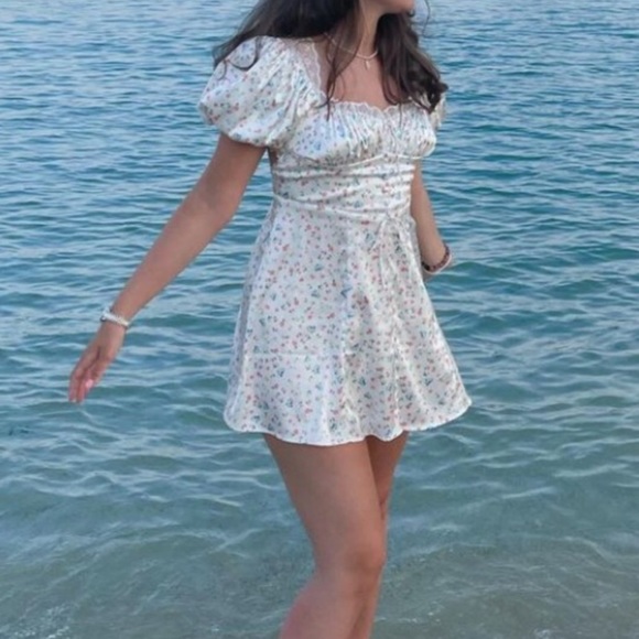 NWT FOR LOVE & LEMONS LUCY White Floral Puff Sleeve Satin Dress cutout